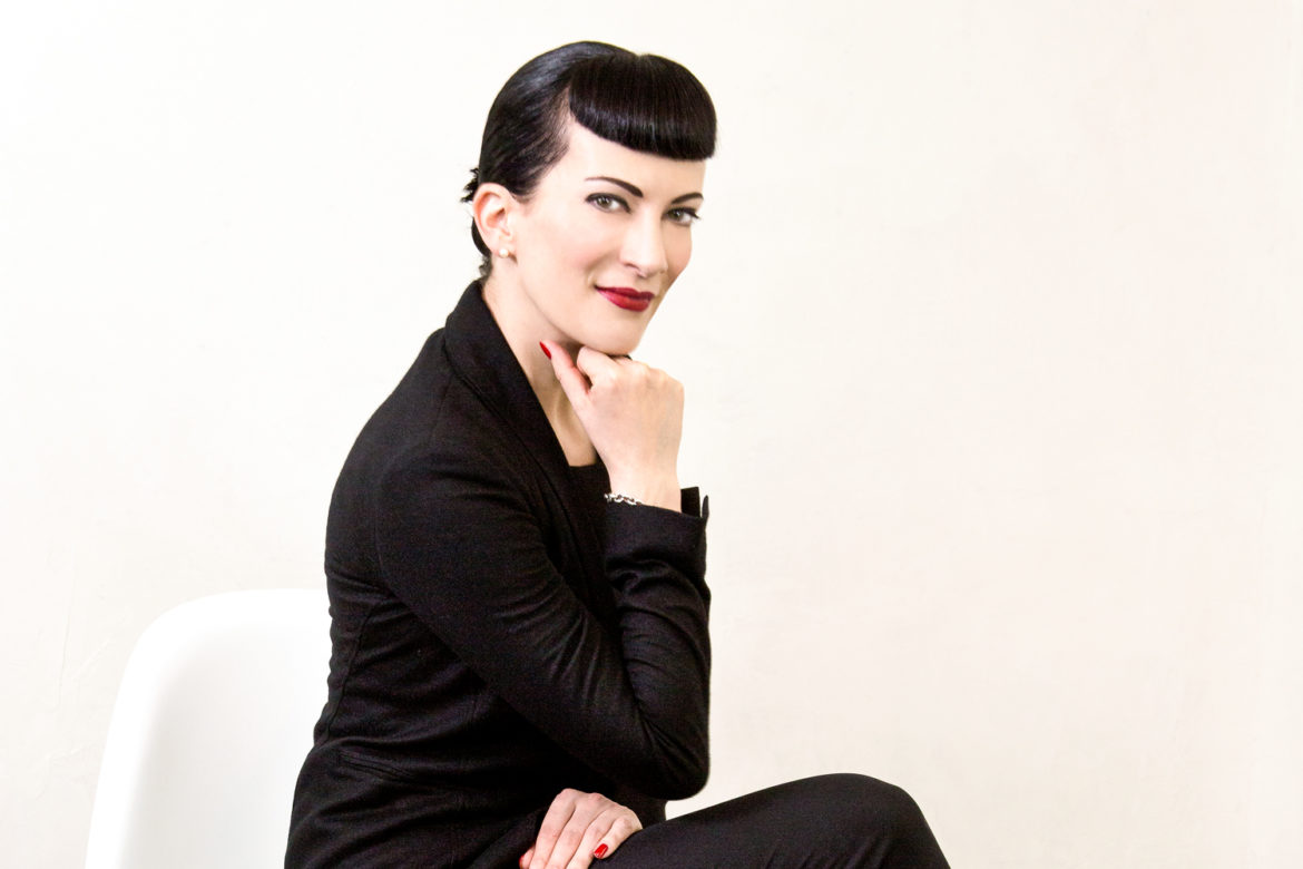 Profiler-Suzanne-Grieger-Langer-sitzend-Webaufloesung