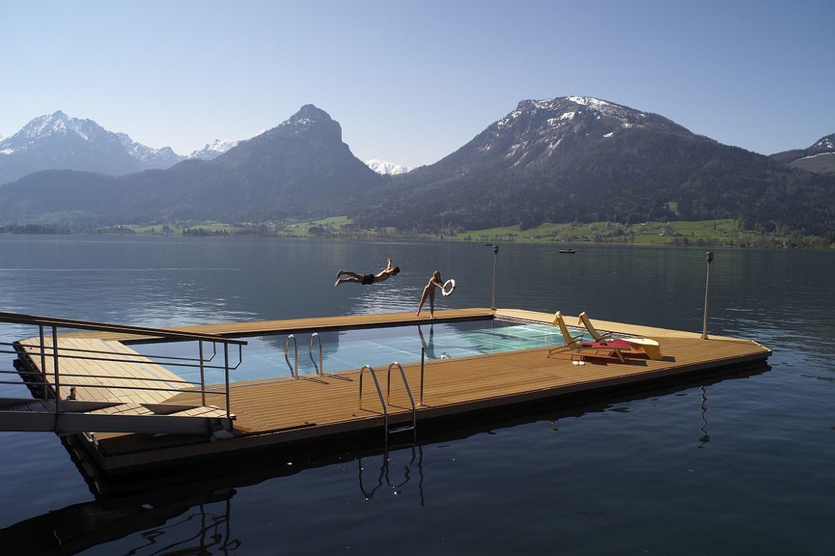 Raus aus der Stadt und ab an den See. Wenn endlich die Sonne scheint, lässt
sich der strahlend blaue Himmel nirgendwo besser genießen als mit Blick auf
den Wolfgangsee.