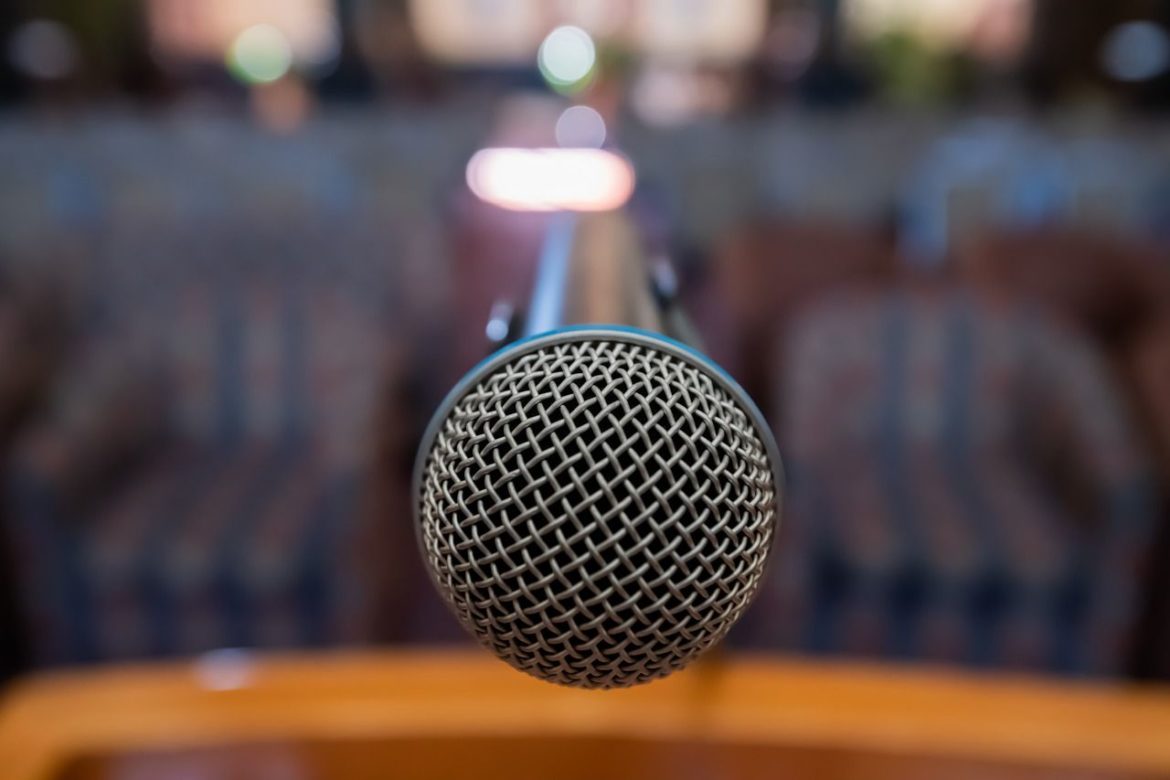 microphone-3484199_1280