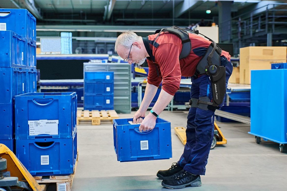 Das biomechanische Wirkprinzip des Exoskeletts entlastet den Rücken: Das Paexo Back nimmt die Last wie bei einem Rucksack an der Schulter ab und leitet sie in die Oberschenkel um.