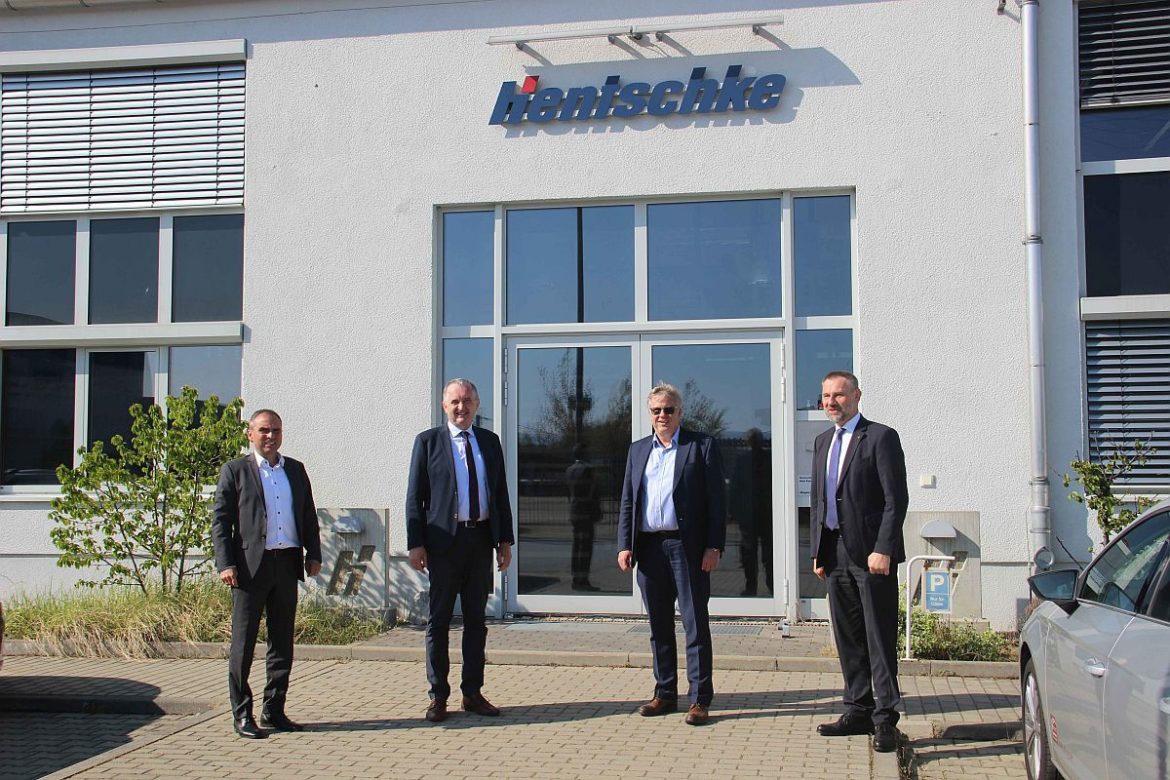 v.l.n.r.: Thomas Alscher (Geschäftsführer Hentschke Bau), Staatsminister Thomas Schmidt, Jörg Drews (Geschäftsführer Hentschke Bau), Marko Schiemann, MdL