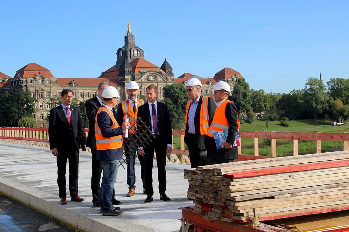 Ministerpräsident Michael Kretschmer besucht die Baustelle auf der Caralobrücke