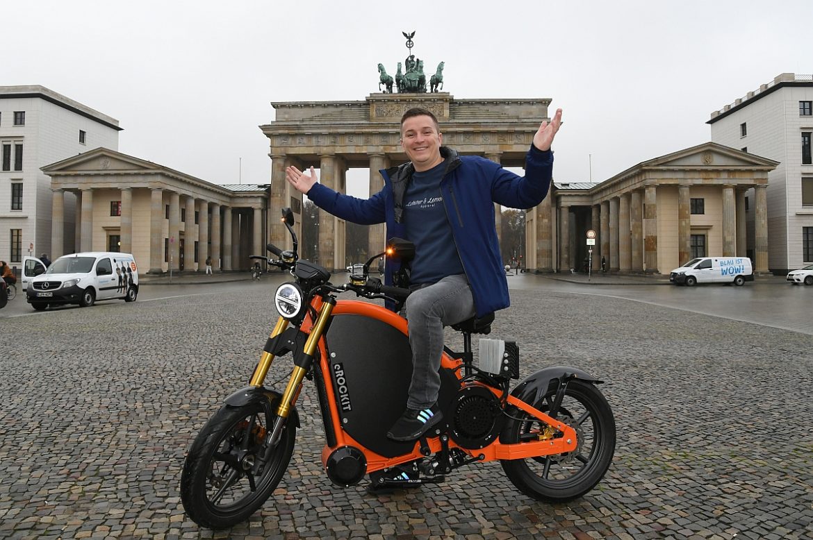 Aaron Troscke Aaron Troschke auf dem Elektromotorrad eROCKIT am Brandenburger Tor in Berlin