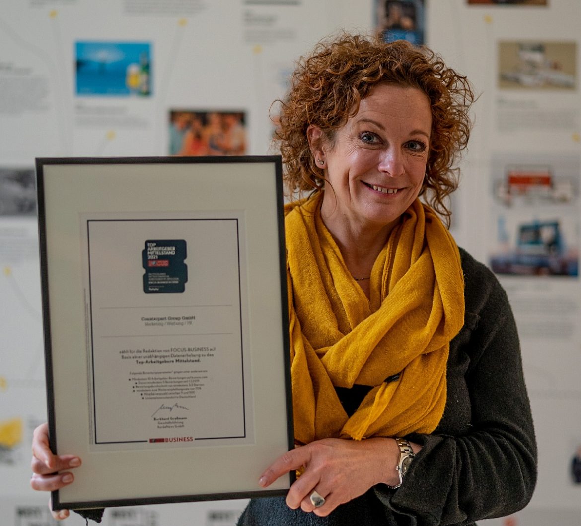 Counterpart Group CEO Judith Dobner mit dem Zertifikat von FOCUS-Business und kununu.