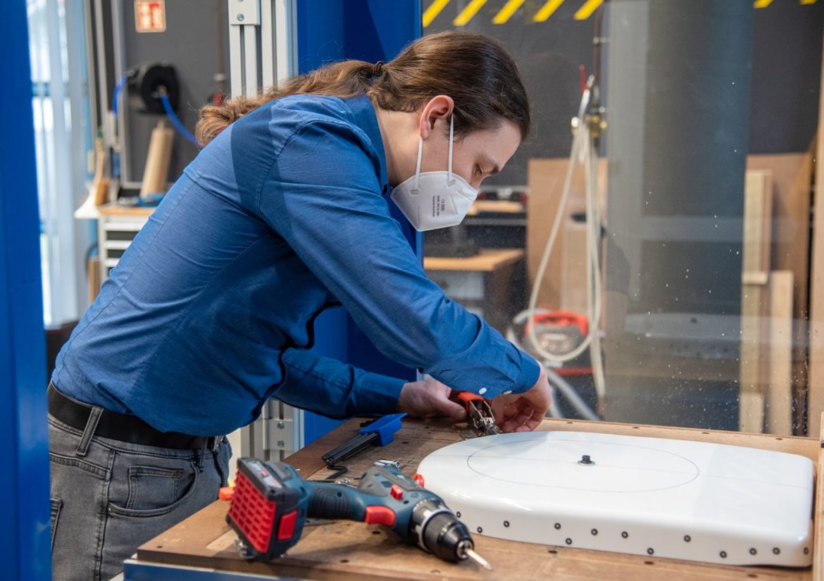 Ingo Franz bereitet den Toilettendeckel für die Fräse vor.