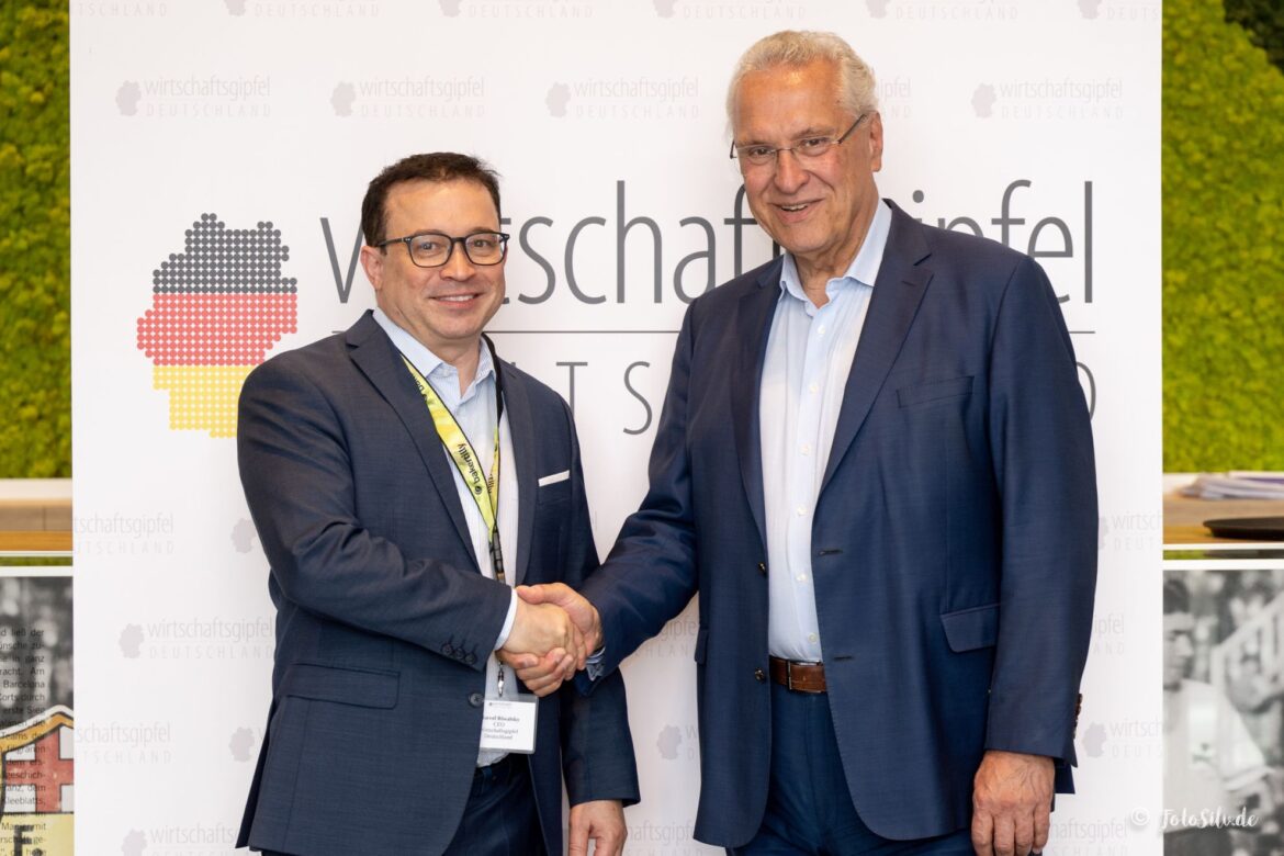Marcel-Riwalsky-Joac Wrtschaftsgipfel Veranstalter Marcel Riwalsky (links) begrüßt Innenminister Joachim Herrmann beim Wirtschaftsgipfel Deutschland
