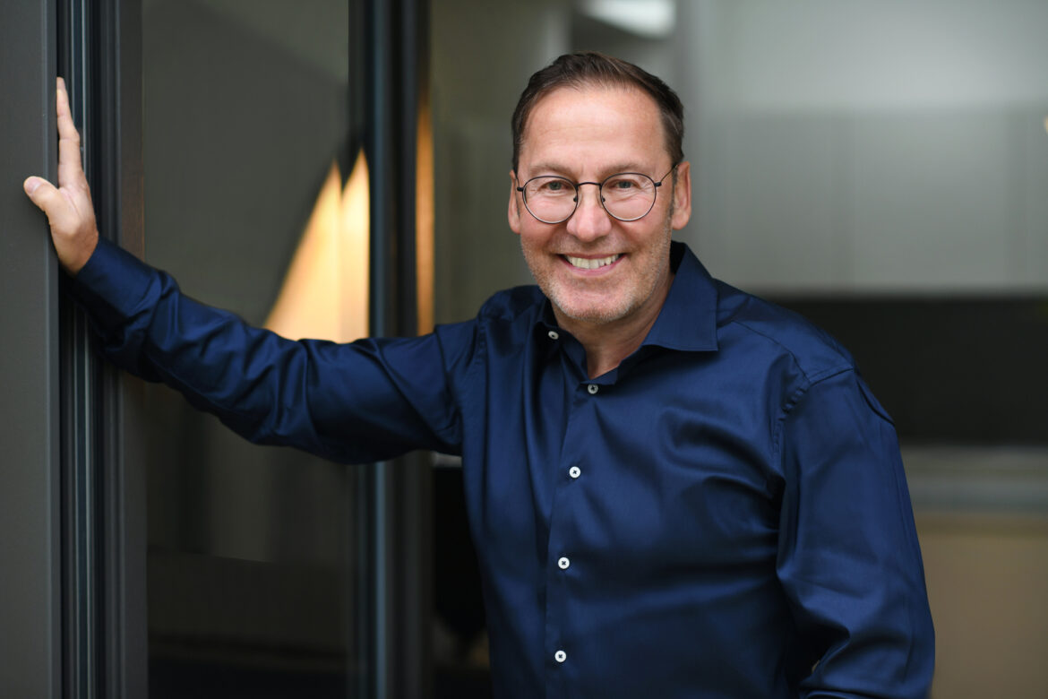 Gerald Wood ist Mitgründer der Unternehmensberatung Authentic Consult, ehemaliger Gallup- und Metro-Manager sowie Experte für Mitarbeiterbegeisterung